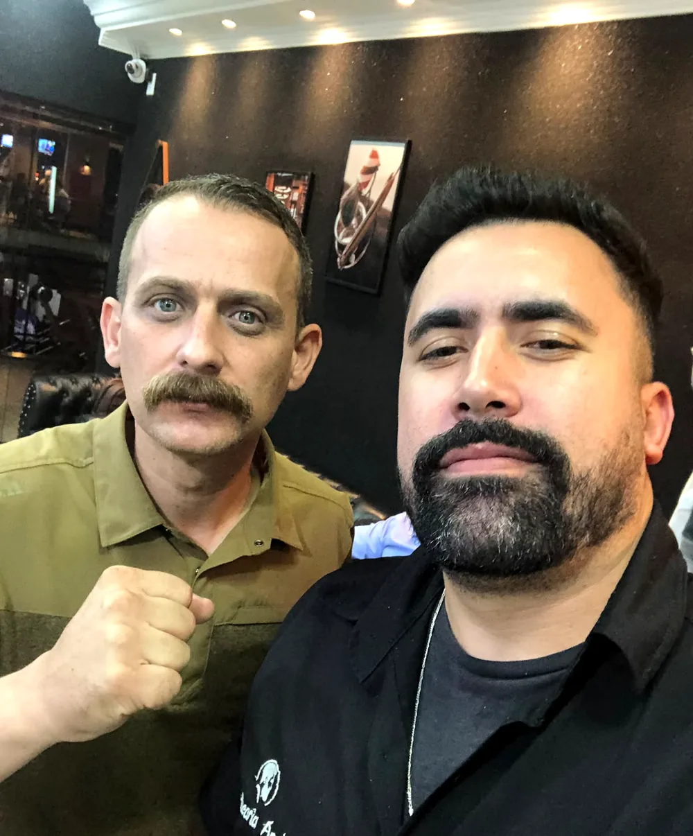Thomas Gabriel com cliente atendido na Barbearia Árabe